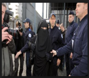 رجال شرطه يلقون القبض علي منتقبه باحدي الدول الأوروبية  - صورة تعبيريه