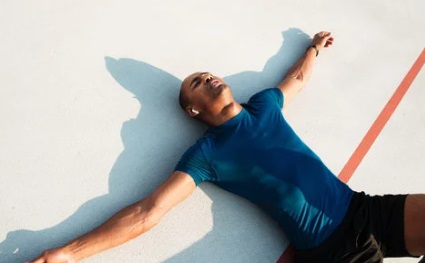 شخص مستلقي علي الارض - أوراق عربية