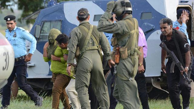 المتهمه أثناء ترحيلها