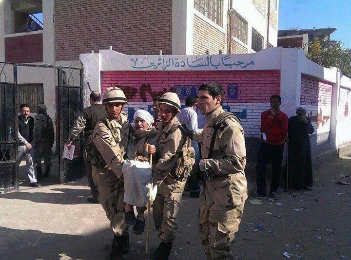 رجال الجيش يساعدون كبار السن