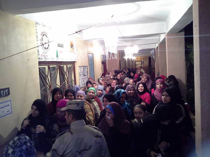 الصوره من الاستفتاء علي الدستور بمدينه منيه النصر اليوم - خاص لأوراق عربيه