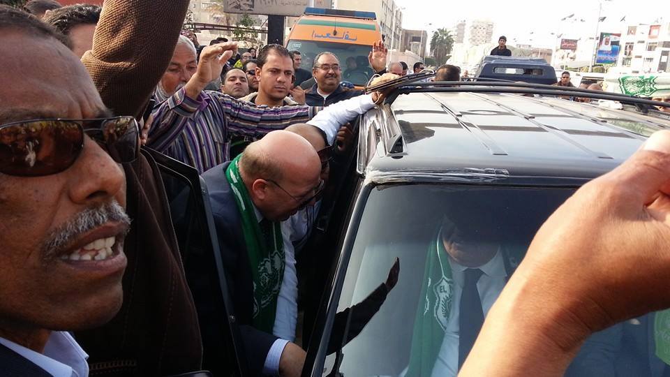 محافظ بورسعيد وسط حشود الجرين ايجلز يحاول اقناع كامل ابو علي