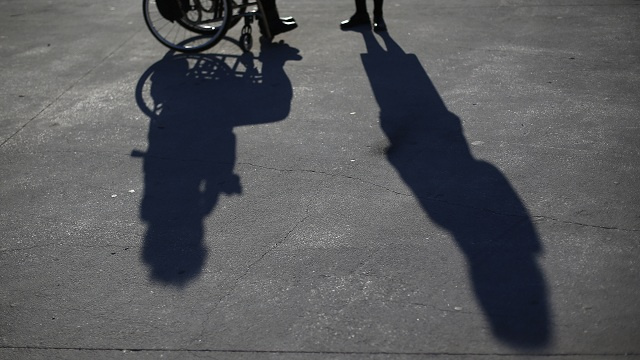 Photo of مرض غامض  يسبب الشلل  وصعوبة في الكلام والبلع لثلاث فتيات في السعودية