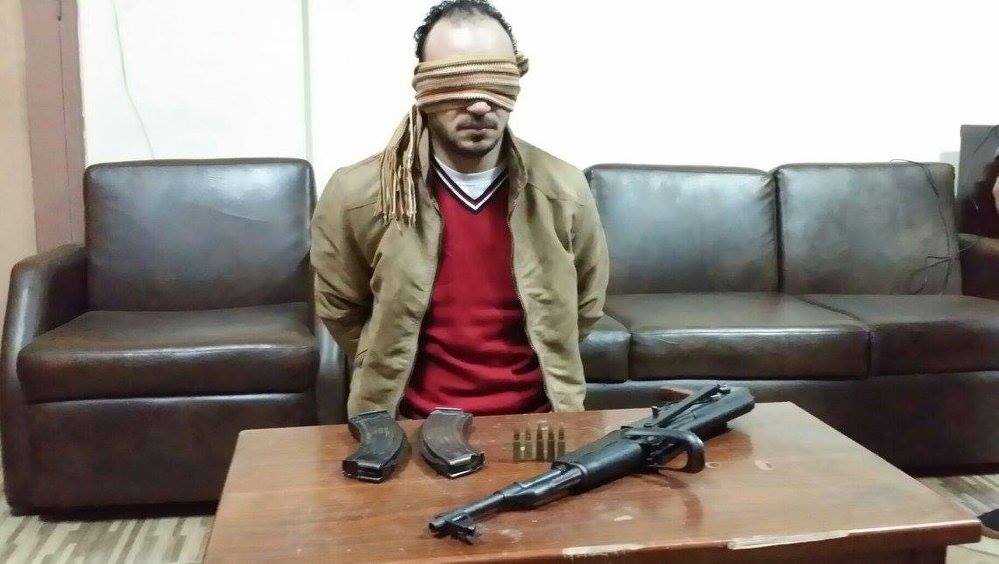 المتهم والسلاح الناري الذي كان بحوزته