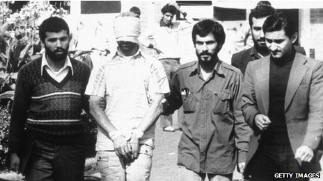 صورة لعملية اقتحام السفارة الأمريكية عام 1979. التي شارك فيها حميد أبو طالبي