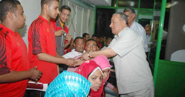 Photo of محافظ أسوان يكرم بطل العالم لذوي الاحتياجات الخاصة