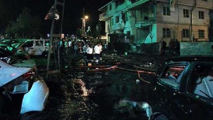 Photo of الانفجارات والاشتباكات تهز الشوارع التركية  وقتلي في صفوف الشرطة