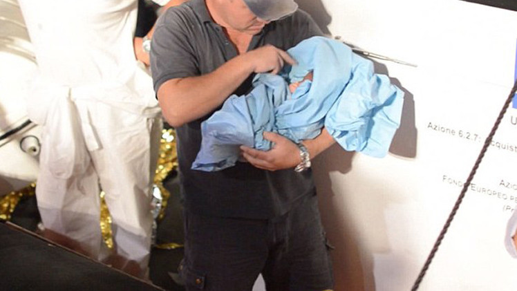 Photo of لاجئة تلد طفلا بعد لحظات من انقاذها من براثن البحر المتوسط بـإيطاليا