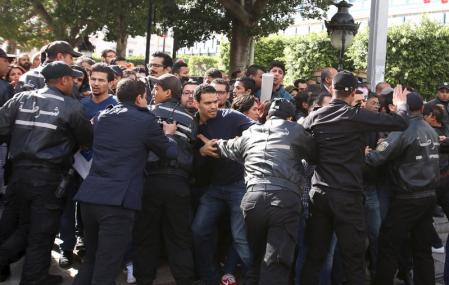 Photo of مواجهات عنيفة بين الشرطة ومحتجين يطالبون بوظائف في جزيرة قرقنة التونسية