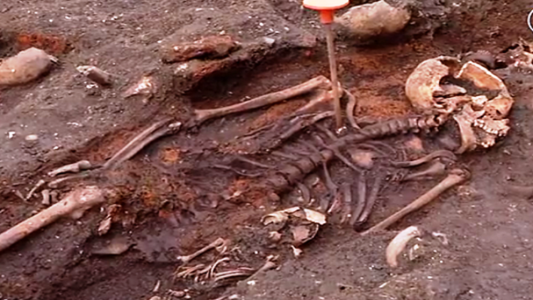 Photo of علماء تنقيب :  العثور علي رفات 300 شخص  أسفل قسم شرطه في فرنسا