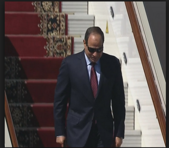 Photo of عقب جولة بالكويت والبحرين …. الرئيس يعود للقاهرة