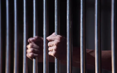 رجل خلف القضبان ، أوراق عربية