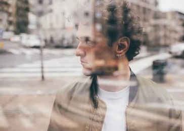 شاب يبدو تائه ، أوراق عربية