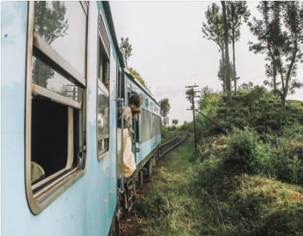 فتاة تنظر من قطار ، أوراق عربية