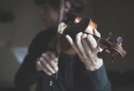 فتاه تعزف، أوراق عربية