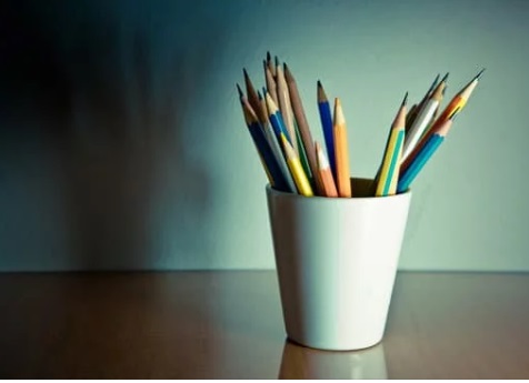 مجموعة من الأقلام - أوراق عربية