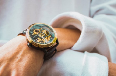 ساعه بيد فتاه ، موقع أوراق عربية - خواطر مميزة