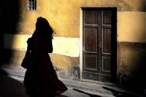 ظل فتاه علي حائط ، موقع أوراق عربية - خواطر مميزة